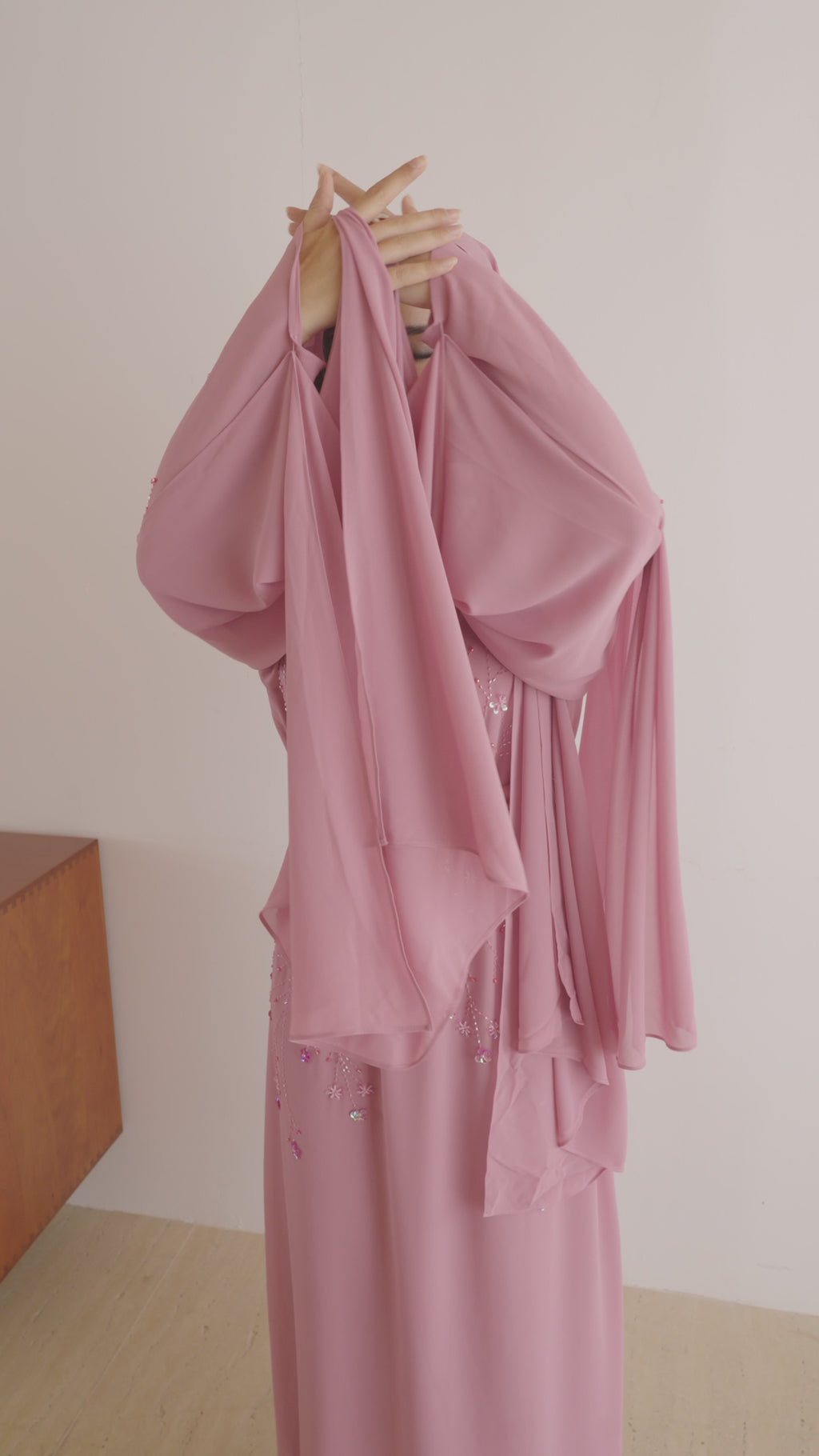 P25018 Ensemble robe abaya rose faite main ornée de sequins